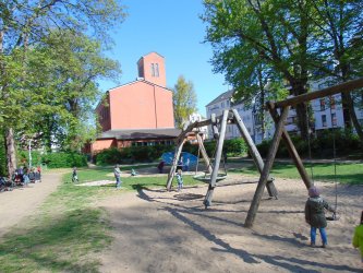 Kirchenspielplatz oie_1022223PCdPASIN